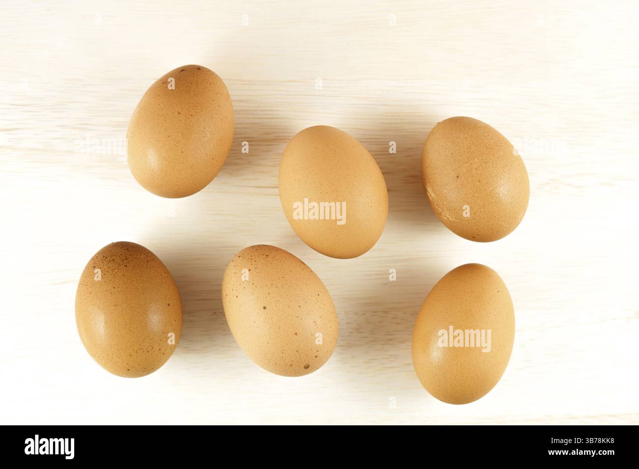 Image des œufs placés sur la table. Lieu de tournage : préfecture de kanagawa, ville de Yokohama Banque D'Images