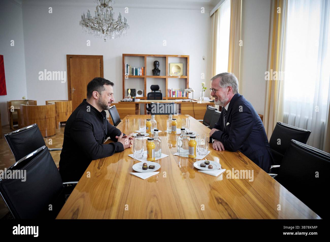 Prague, République tchèque. 05 mai 2025. Le premier ministre tchèque Petr Fiala, à droite, s’entretient avec le président ukrainien Volodymyr Zelenskyy, à gauche, lors d’une rencontre bilatérale individuelle à l’Académie Straka, le 5 mai 2025 à Prague, en République tchèque. Crédit : Présidence ukrainienne/Bureau de presse présidentiel ukrainien/Alamy Live News Banque D'Images
