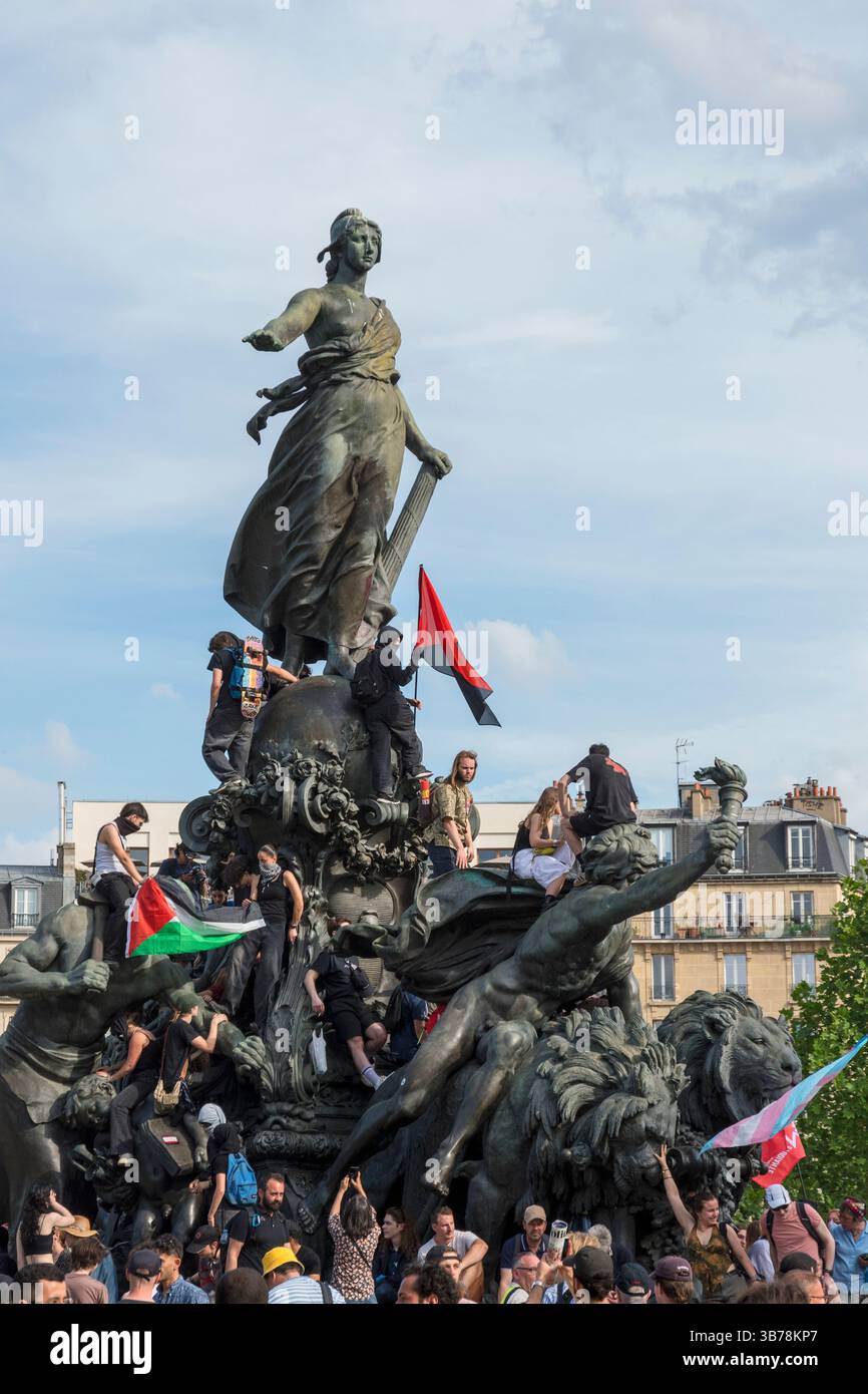 Paris,France.05-01-2025.plus de 100,000 personnes ont défilé dans les rues de Paris pour protester et célébrer la Journée internationale des travailleurs Banque D'Images