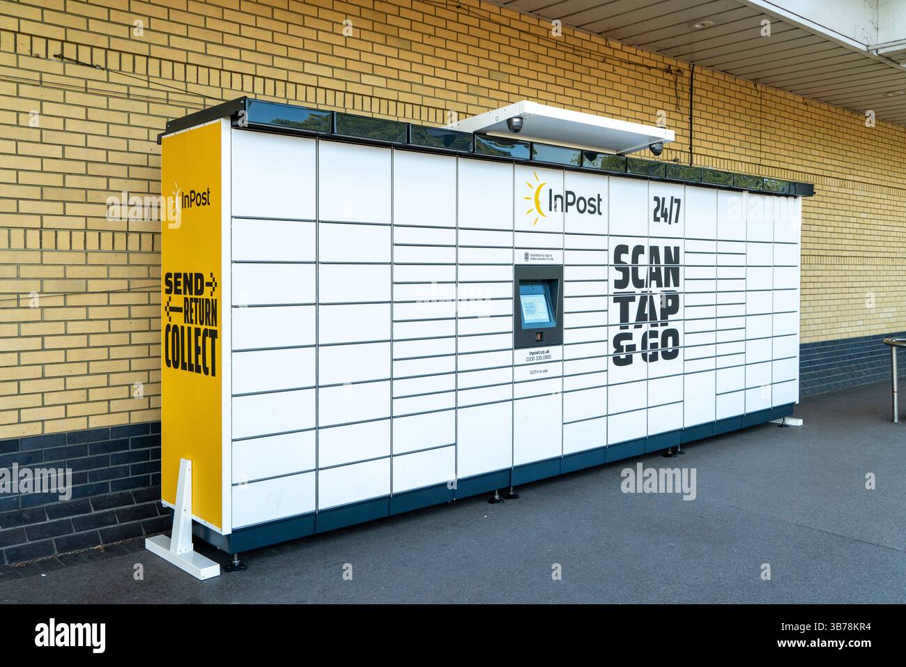 Dans le casier du service postal des colis postaux Banque D'Images