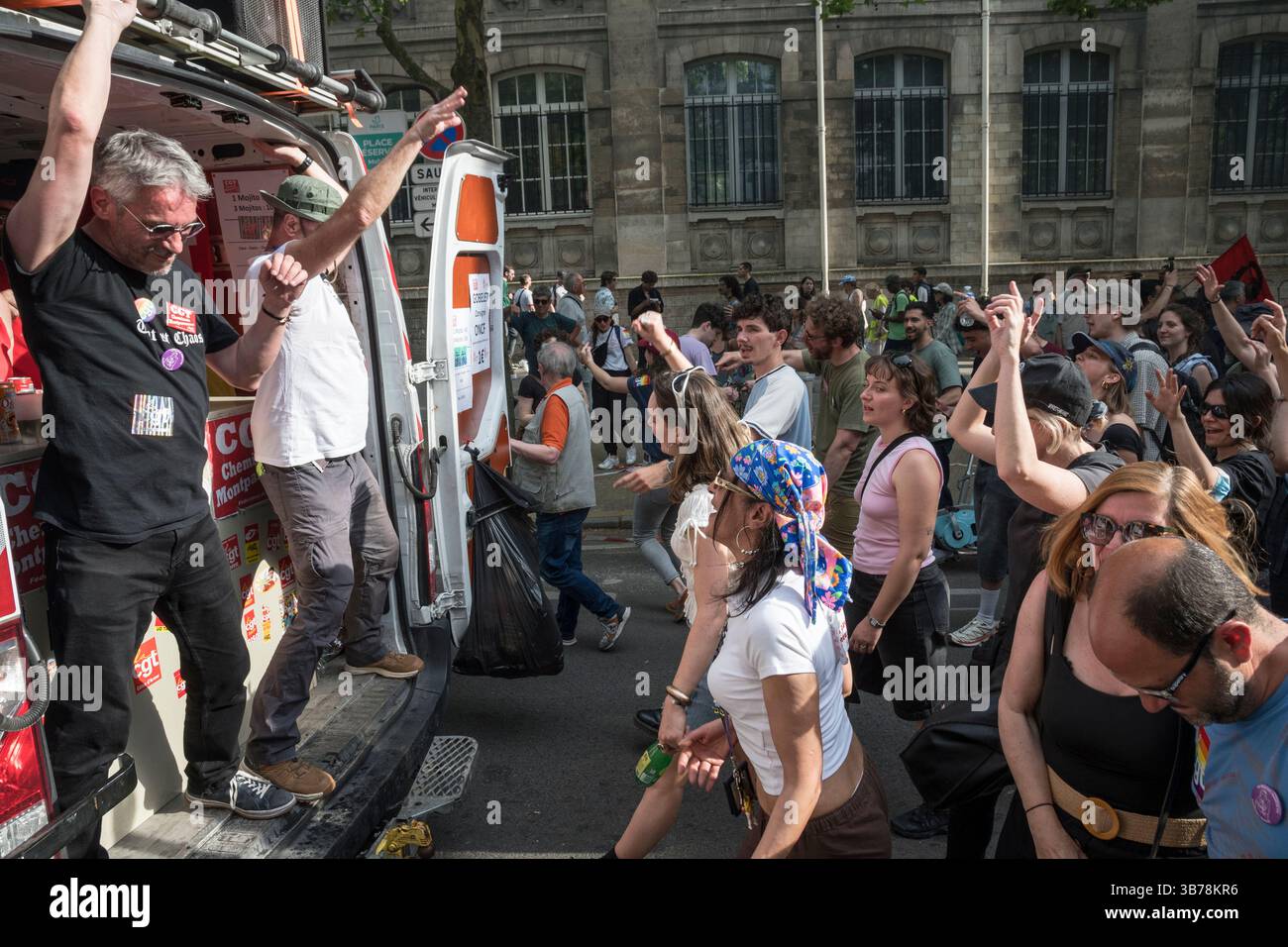 Paris,France.05-01-2025.plus de 100,000 personnes ont défilé dans les rues de Paris pour protester et célébrer la Journée internationale des travailleurs Banque D'Images