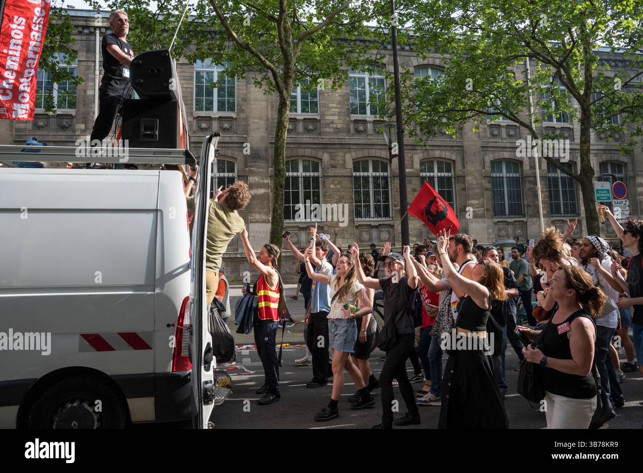 Paris,France.05-01-2025.plus de 100,000 personnes ont défilé dans les rues de Paris pour protester et célébrer la Journée internationale des travailleurs Banque D'Images