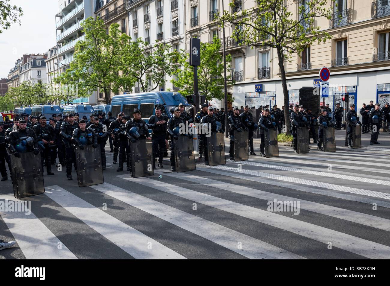 Paris,France.05-01-2025.plus de 100,000 personnes ont défilé dans les rues de Paris pour protester et célébrer la Journée internationale des travailleurs Banque D'Images