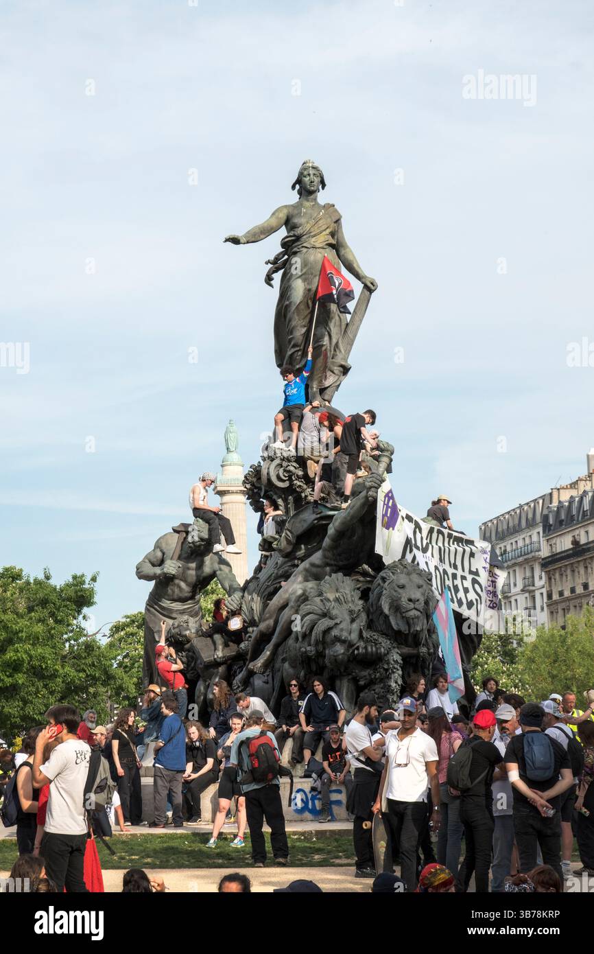 Paris,France.05-01-2025.plus de 100,000 personnes ont défilé dans les rues de Paris pour protester et célébrer la Journée internationale des travailleurs Banque D'Images