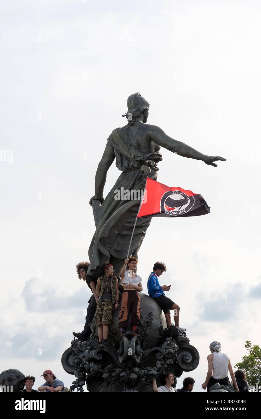Paris,France.05-01-2025.plus de 100,000 personnes ont défilé dans les rues de Paris pour protester et célébrer la Journée internationale des travailleurs Banque D'Images