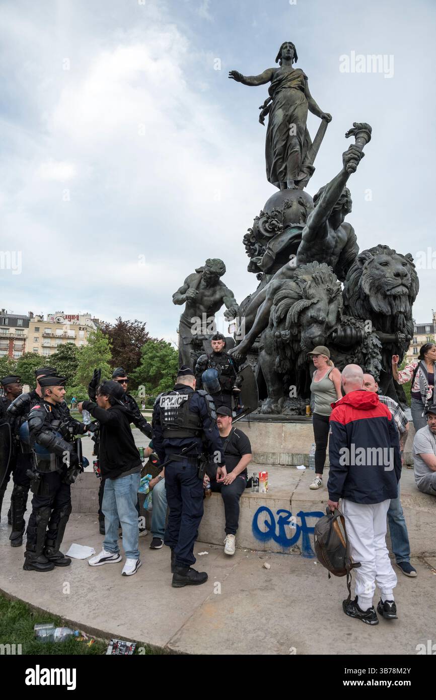 Paris,France.05-01-2025.plus de 100,000 personnes ont défilé dans les rues de Paris pour protester et célébrer la Journée internationale des travailleurs Banque D'Images