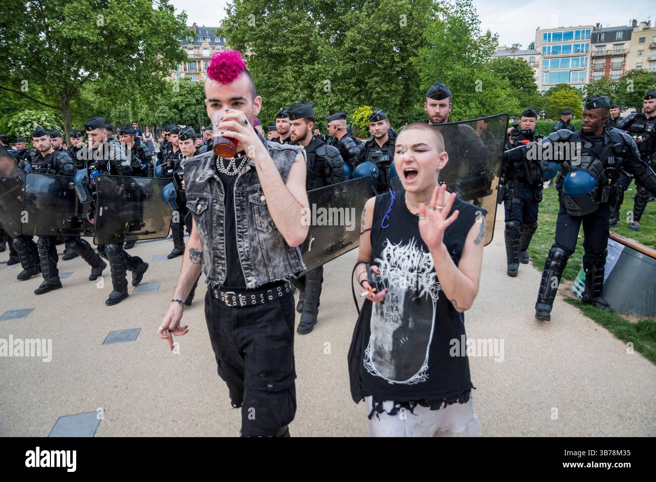 Paris,France.05-01-2025.plus de 100,000 personnes ont défilé dans les rues de Paris pour protester et célébrer la Journée internationale des travailleurs Banque D'Images