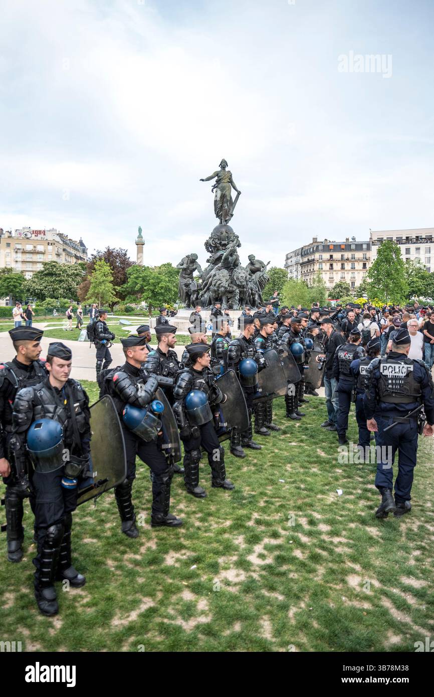 Paris,France.05-01-2025.plus de 100,000 personnes ont défilé dans les rues de Paris pour protester et célébrer la Journée internationale des travailleurs Banque D'Images