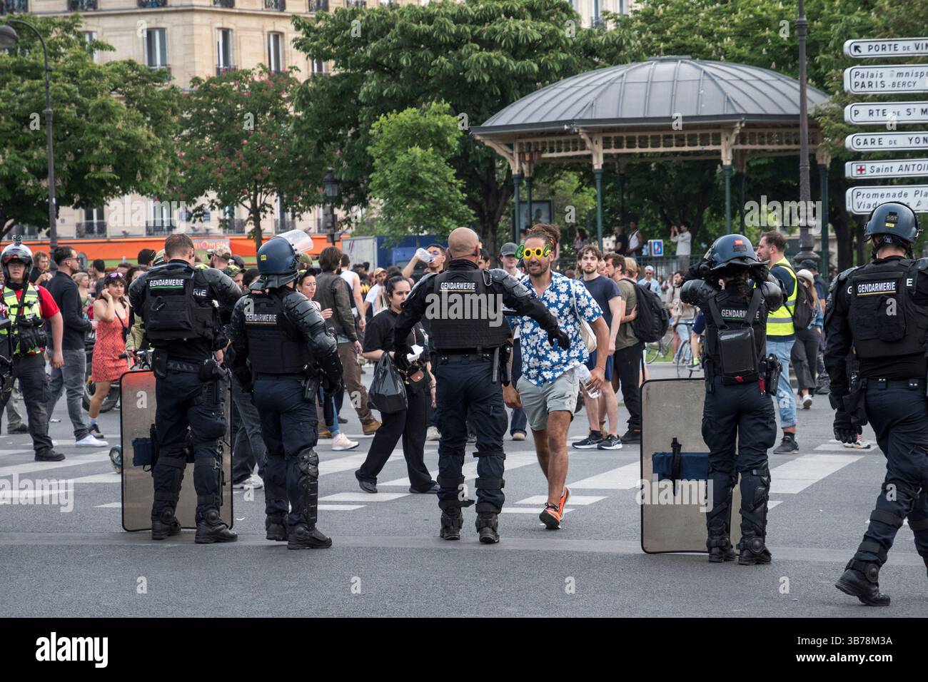 Paris,France.05-01-2025.plus de 100,000 personnes ont défilé dans les rues de Paris pour protester et célébrer la Journée internationale des travailleurs Banque D'Images