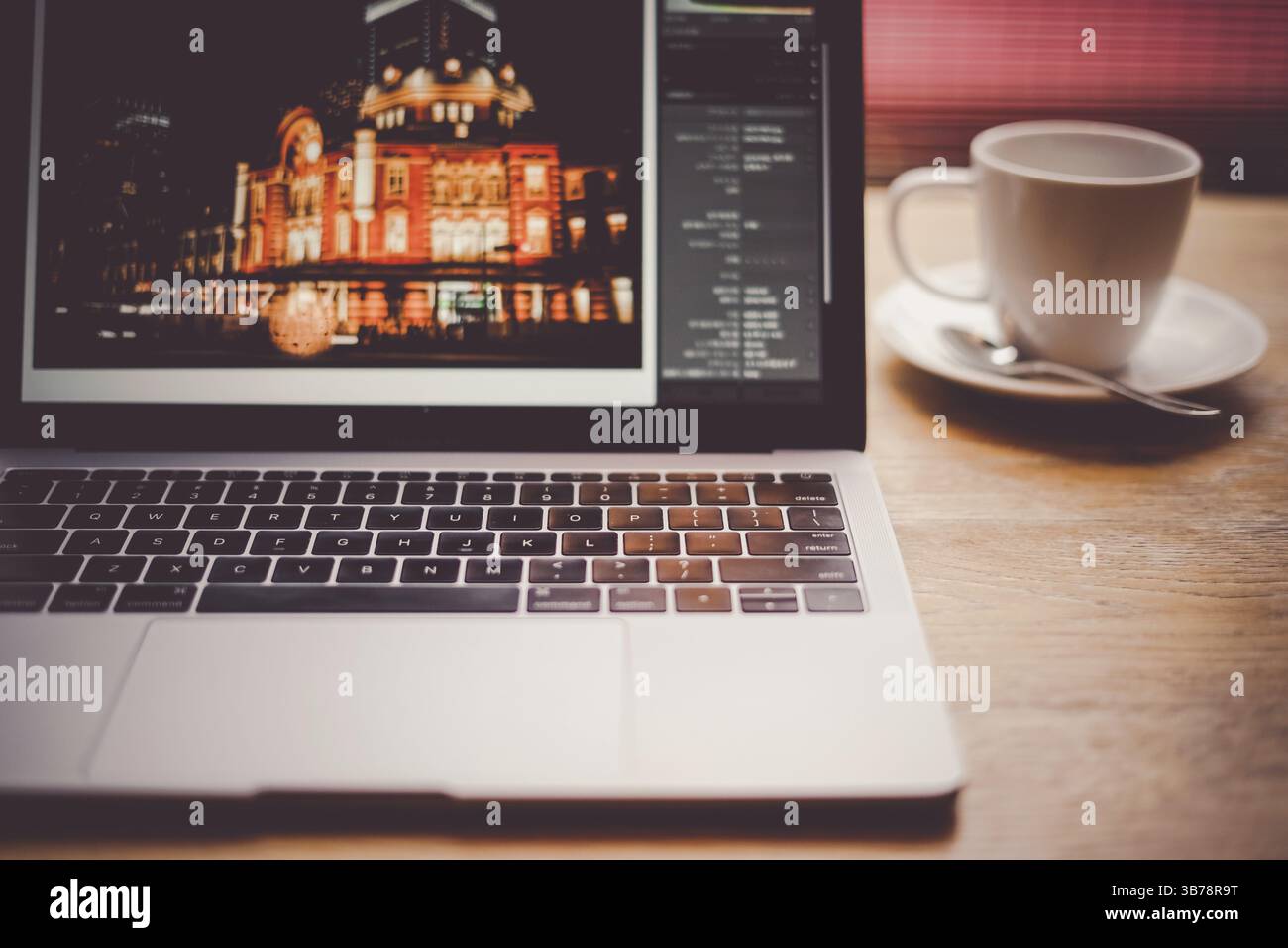 Image de l'ordinateur personnel travaillant dans le café. Lieu de tournage : préfecture de kanagawa, ville de Yokohama Banque D'Images