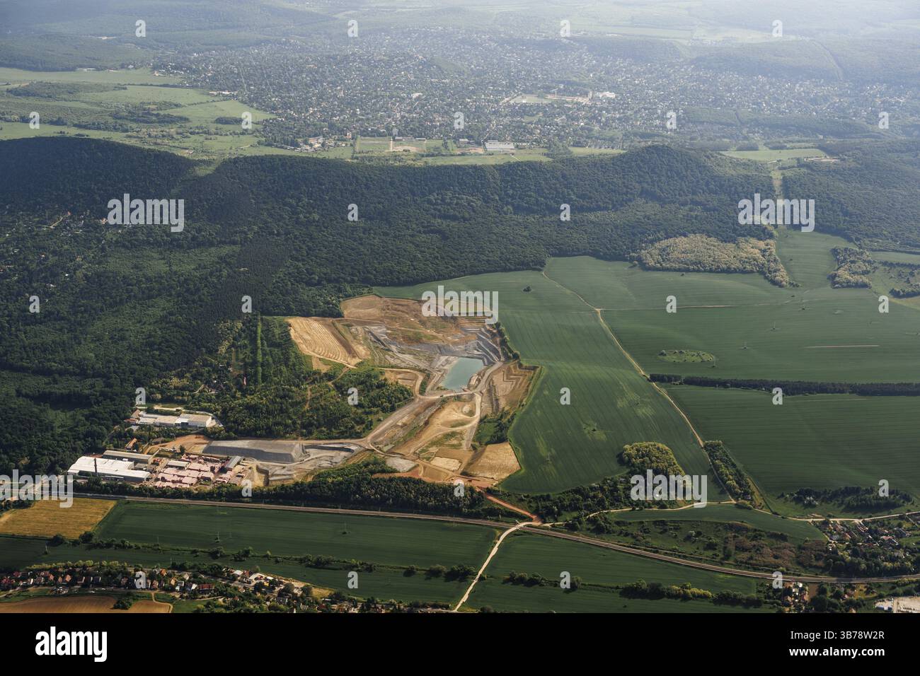 Vue depuis la fenêtre de l'avion sur les plaines verdoyantes et les collines boisées de Budapest. Banque D'Images