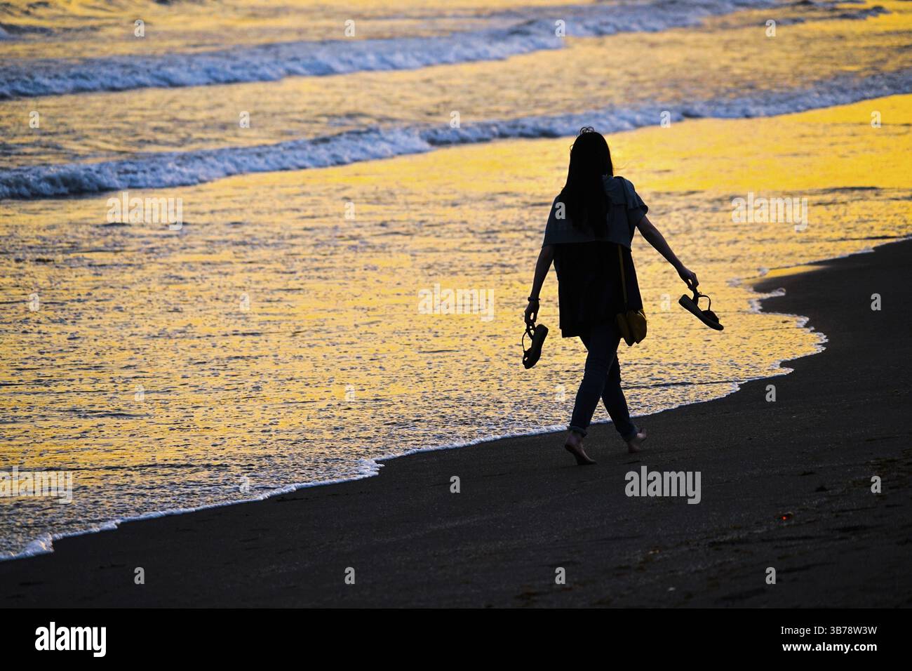 Crépuscule de la plage et silhouette féminine. Lieu de tournage: Kamakura, préfecture de Kanagawa Banque D'Images