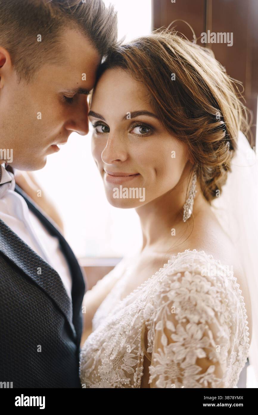 Photo de mariage d'art au Monténégro, Perast. Portrait d'un couple de mariage en gros plan. Le marié repose son front contre le temple des épouses. La mariée Banque D'Images
