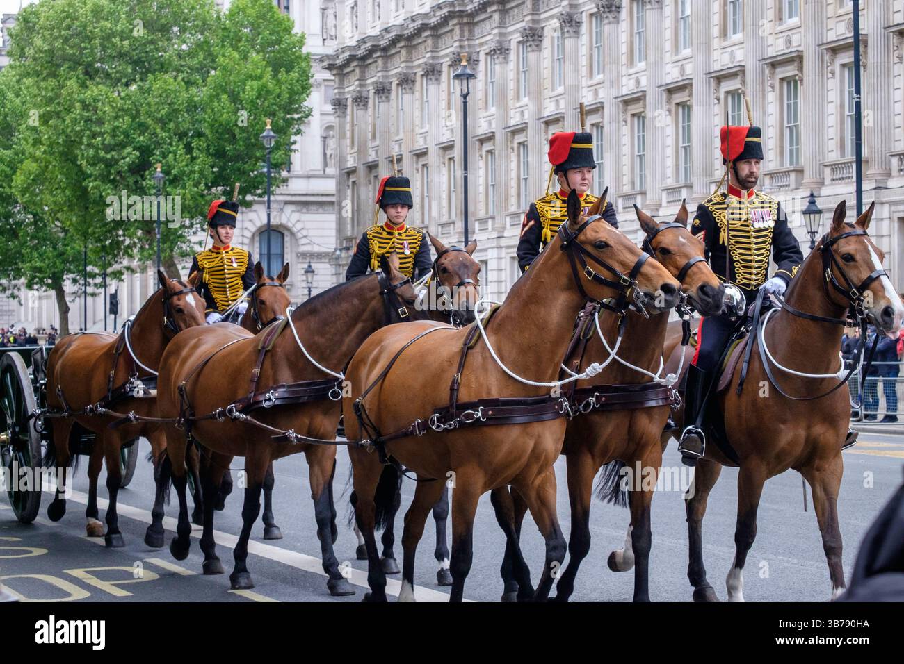 5 mai 2025, Londres, Royaume-Uni. Commémoration de la Journée VE. Un défilé de militaires britanniques et internationaux a lieu dans le centre de Londres pour marquer le 80e anniversaire de la fin de la seconde Guerre mondiale en Europe. Sur la photo : la troupe du roi Royal Horse Artillery mène la procession pour commémorer le 80e anniversaire du VE Day à Whitehall, dans le centre de Londres. Banque D'Images