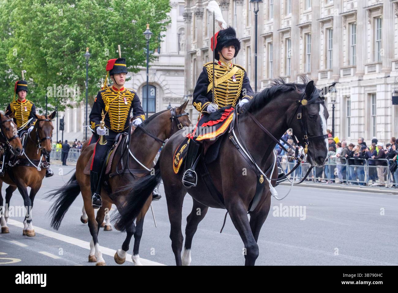 5 mai 2025, Londres, Royaume-Uni. Commémoration de la Journée VE. Un défilé de militaires britanniques et internationaux a lieu dans le centre de Londres pour marquer le 80e anniversaire de la fin de la seconde Guerre mondiale en Europe. Sur la photo : la troupe du roi Royal Horse Artillery mène la procession pour commémorer le 80e anniversaire du VE Day à Whitehall, dans le centre de Londres. Banque D'Images