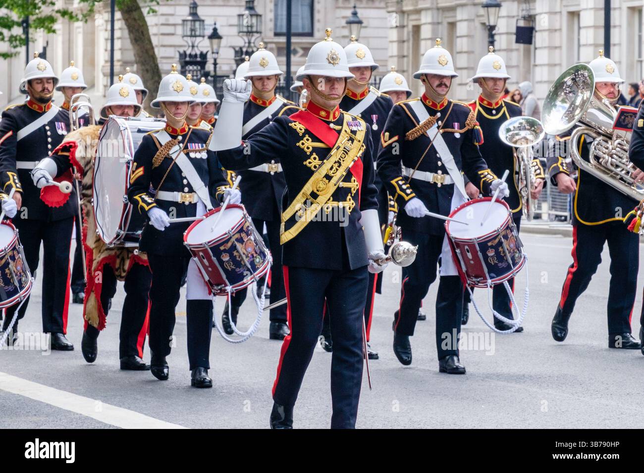 5 mai 2025, Londres, Royaume-Uni. Commémoration de la Journée VE. Un défilé de militaires britanniques et internationaux a lieu dans le centre de Londres pour marquer le 80e anniversaire de la fin de la seconde Guerre mondiale en Europe. Sur la photo : les groupes des Royal Marines de sa Majesté se produisent le long de la route lors de la procession commémorative du VE Day dans le centre de Londres. Banque D'Images