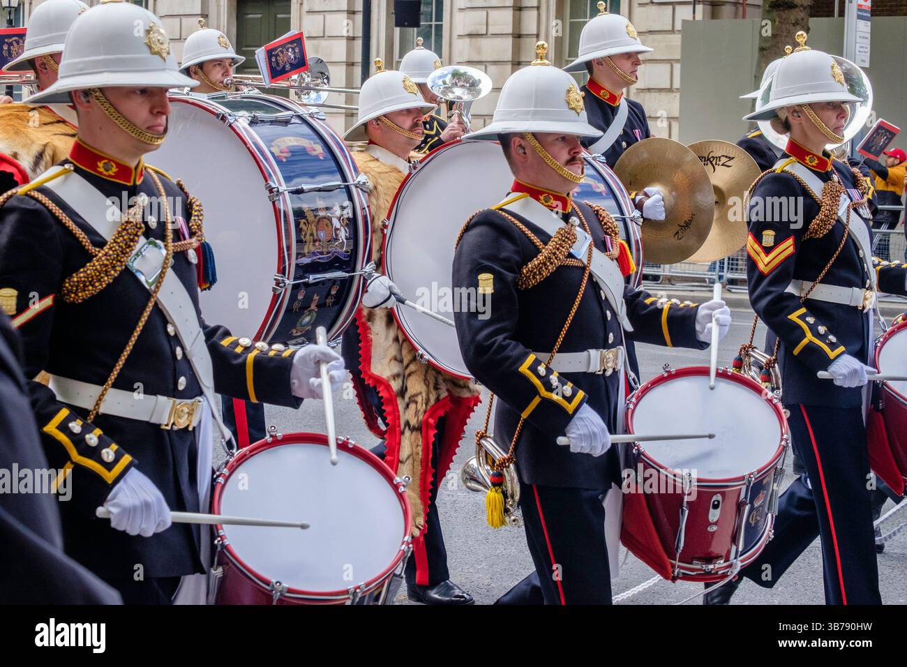 5 mai 2025, Londres, Royaume-Uni. Commémoration de la Journée VE. Un défilé de militaires britanniques et internationaux a lieu dans le centre de Londres pour marquer le 80e anniversaire de la fin de la seconde Guerre mondiale en Europe. Sur la photo : les groupes des Royal Marines de sa Majesté se produisent le long de la route lors de la procession commémorative du VE Day dans le centre de Londres. Banque D'Images