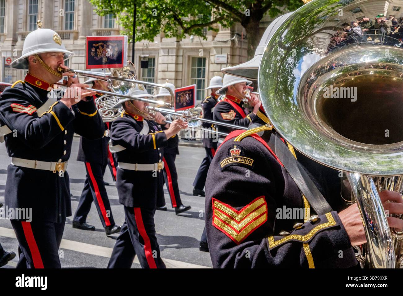 5 mai 2025, Londres, Royaume-Uni. Commémoration de la Journée VE. Un défilé de militaires britanniques et internationaux a lieu dans le centre de Londres pour marquer le 80e anniversaire de la fin de la seconde Guerre mondiale en Europe. Sur la photo : les Royal Marines de la bande de sa Majesté jouent le long de la route lors de la procession commémorative du VE Day dans le centre de Londres. Banque D'Images