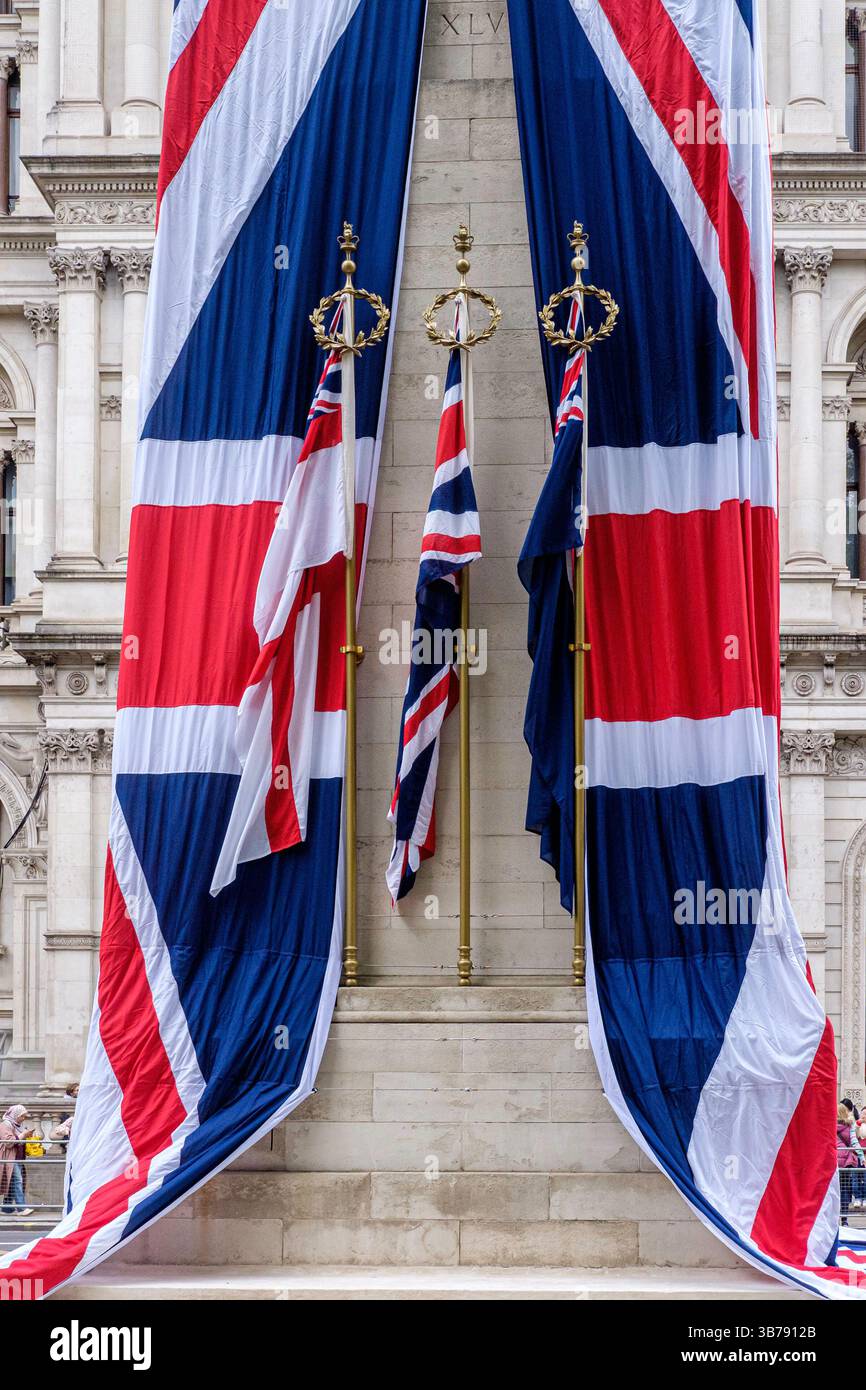 5 mai 2025, Londres, Royaume-Uni. Commémoration de la Journée VE. Un défilé de militaires britanniques et internationaux a lieu dans le centre de Londres pour marquer le 80e anniversaire de la fin de la seconde Guerre mondiale en Europe. Sur la photo : le cénotaphe est drapé dans des drapeaux de l'Union pour la commémoration du jour VE. Banque D'Images