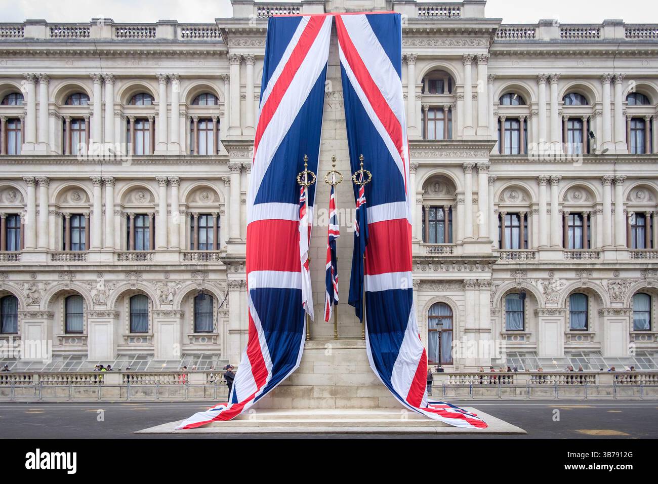 5 mai 2025, Londres, Royaume-Uni. Commémoration de la Journée VE. Un défilé de militaires britanniques et internationaux a lieu dans le centre de Londres pour marquer le 80e anniversaire de la fin de la seconde Guerre mondiale en Europe. Sur la photo : le cénotaphe est drapé dans des drapeaux de l'Union pour la commémoration du jour VE. Banque D'Images