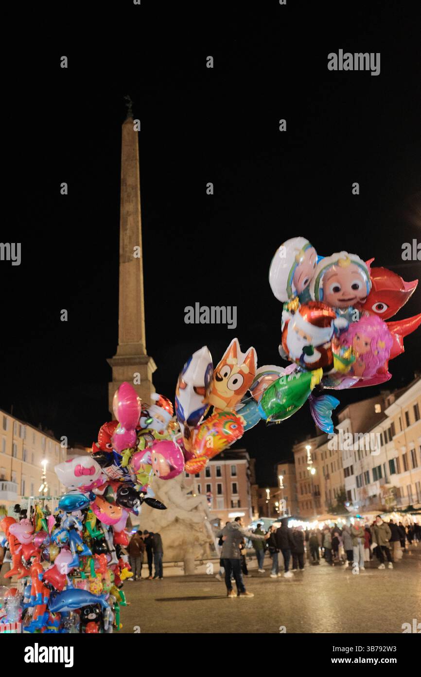 Scène nocturne à Piazza Navona Rome avec des ballons colorés illuminés les lampadaires et les gens dans une ambiance festive et animée en soirée Italie. Photo de haute qualité Banque D'Images