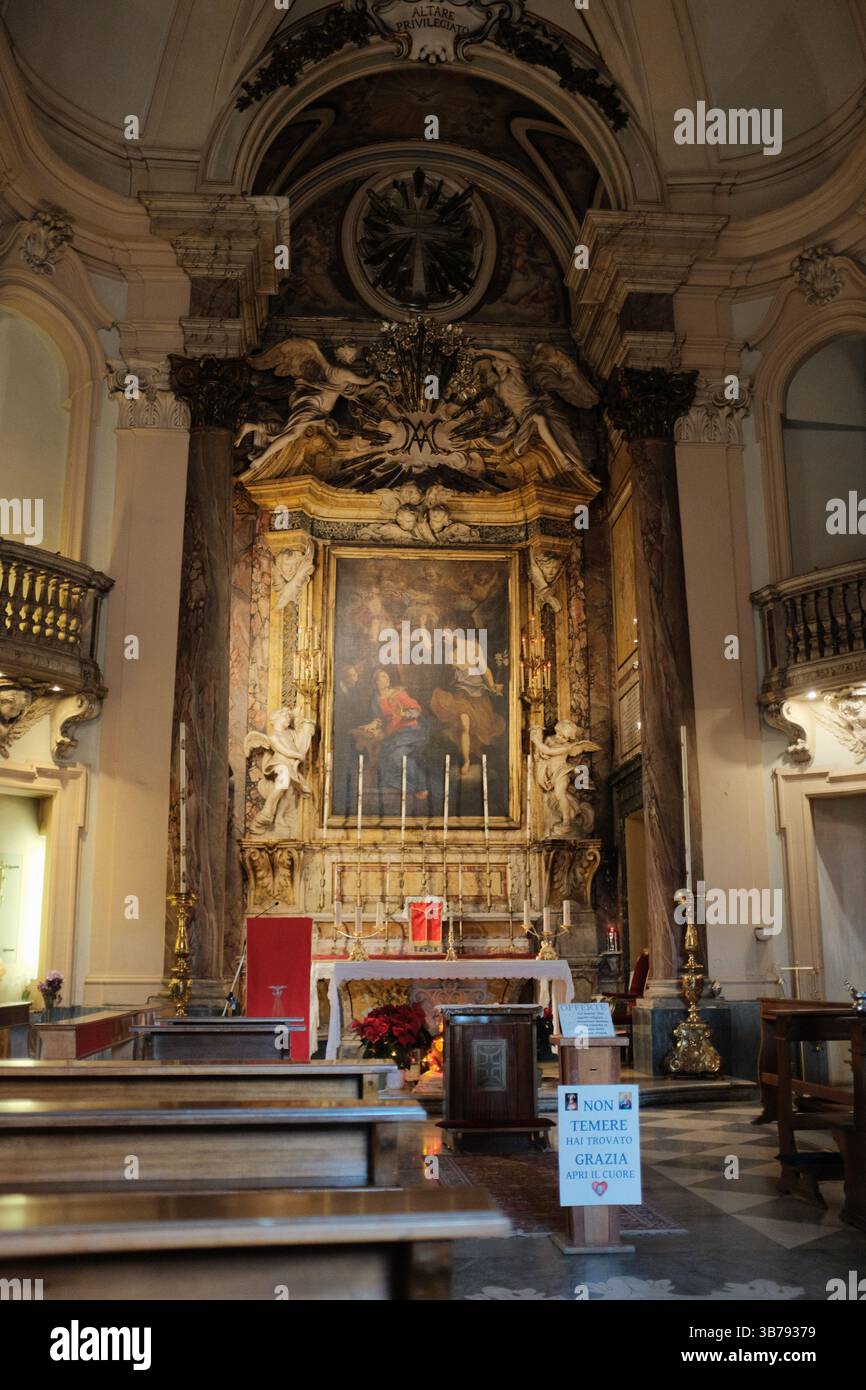 Intérieur de l'église romaine avec autel orné et kiosque de souvenirs extérieur dans la rue traditionnelle capturant la vie quotidienne et la religion à Rome Italie. Photo de haute qualité Banque D'Images