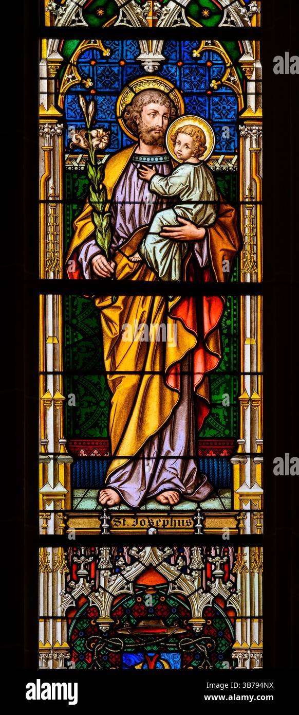 Saint Joseph avec l'enfant Jésus. Un vitrail dans la cathédrale Sainte-Élisabeth (Dóm svätej Alžbety) à Košice, Slovaquie. Banque D'Images Saint Joseph avec l'enfant Jésus. Un vitrail dans la cathédrale Sainte-Élisabeth (Dóm svätej Alžbety) à Košice, Slovaquie. Banque D'Images
