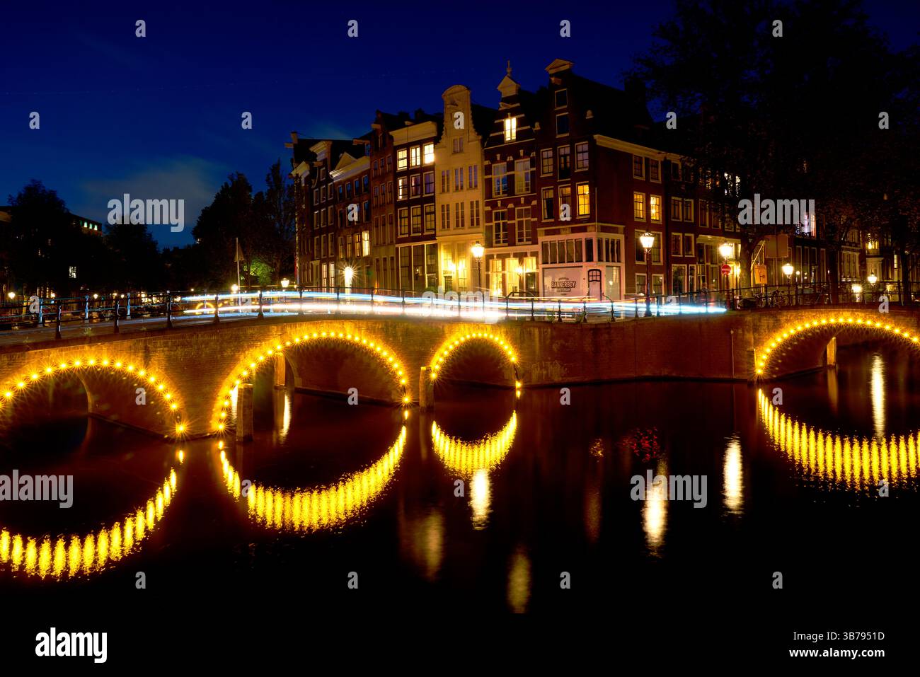 Amsterdam, pays-Bas – 18 septembre 2024 - Keizersgracht et Leidse canal intersection Twilight Amsterdam. L'architecture historique et les canaux. Banque D'Images