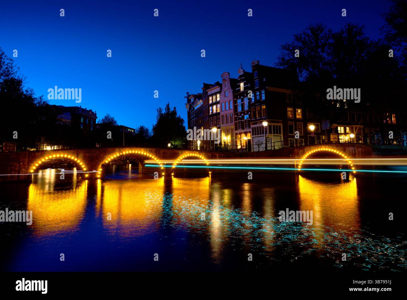 Amsterdam, pays-Bas – 18 septembre 2024 - Keizersgracht et Leidse canal Twilight Amsterdam. L'architecture historique et les canaux avec des stries. Banque D'Images