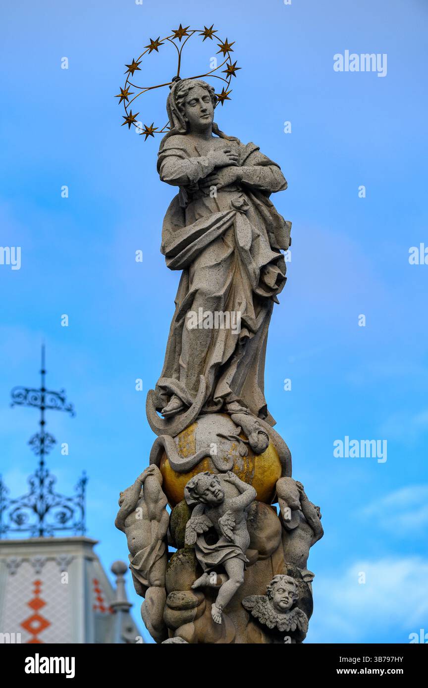 La colonne de la peste dédiée à l'Immaculée Vierge Marie sur Hlavná ulica [rue principale] à Košice, Slovaquie. Banque D'Images