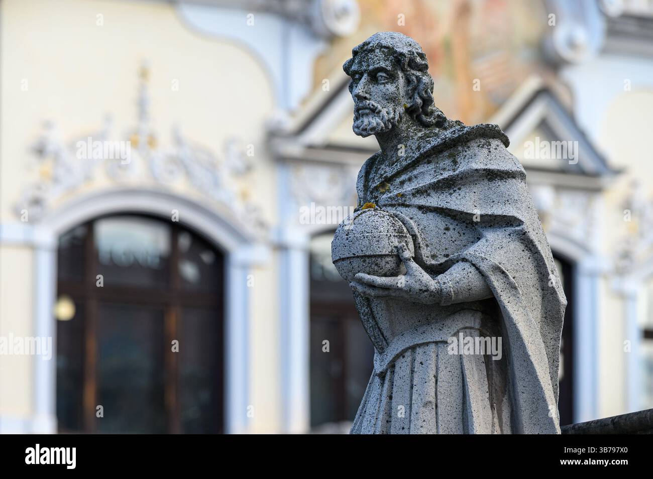 Statue de Saint Ladislas (Ladislas Ier de Hongrie) sur la colonne de la peste dédiée à la Vierge Marie Immaculée à Košice, Slovaquie. Banque D'Images