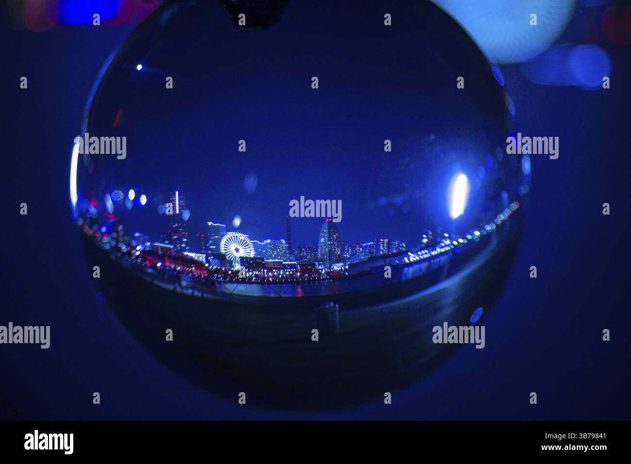 L'horizon de Yokohama se reflète dans le cristal. Lieu de tournage : préfecture de kanagawa, ville de Yokohama Banque D'Images