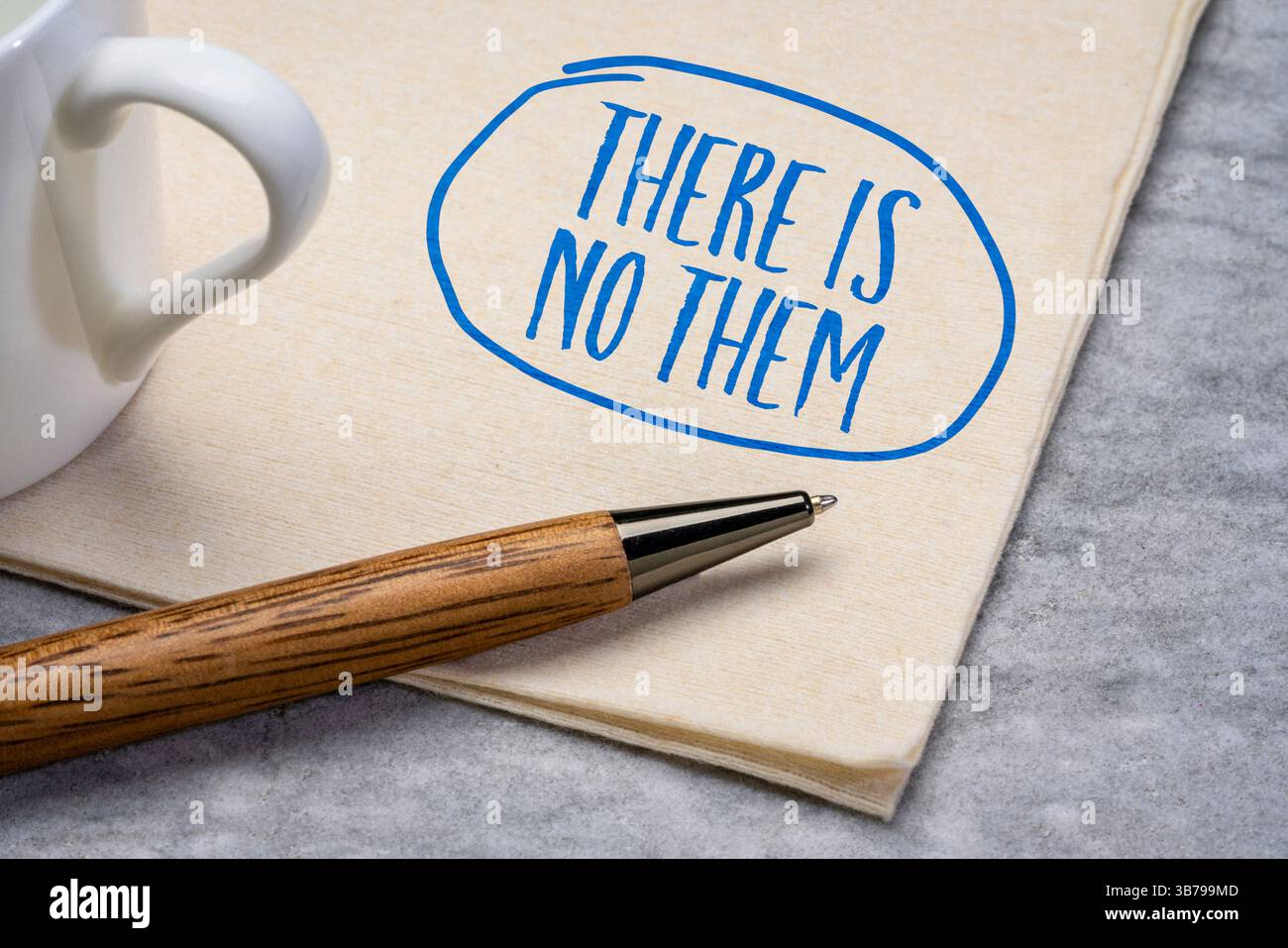 Il n’y en a pas, remet en question l’une des habitudes les plus profondes de la pensée humaine : la tendance à diviser le monde entre nous et eux. Banque D'Images