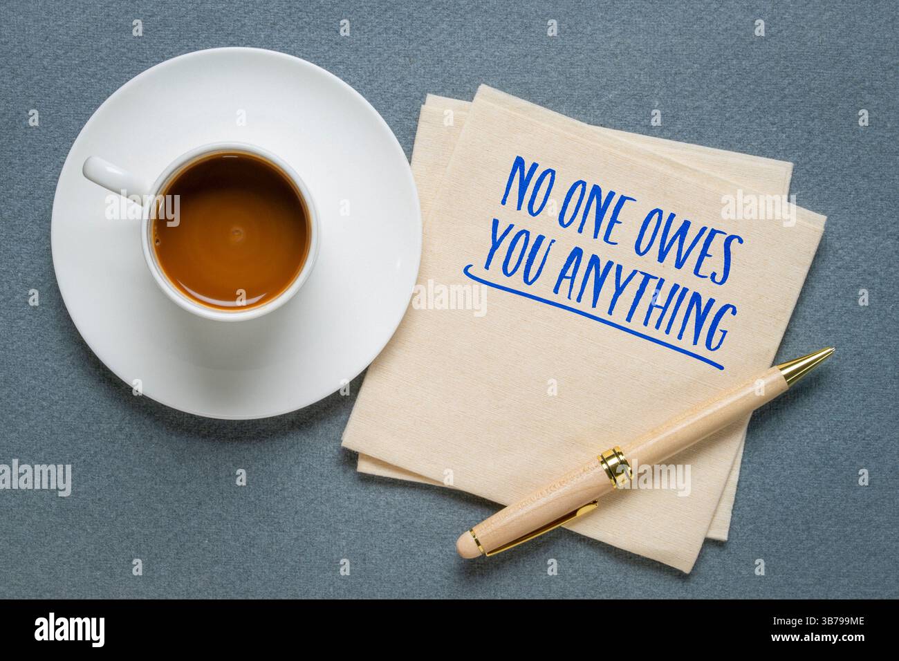 Personne ne vous doit quoi que ce soit, une idée puissante, parfois inconfortable, enracinée dans la responsabilité radicale, la croissance personnelle et l'indépendance émotionnelle. Banque D'Images