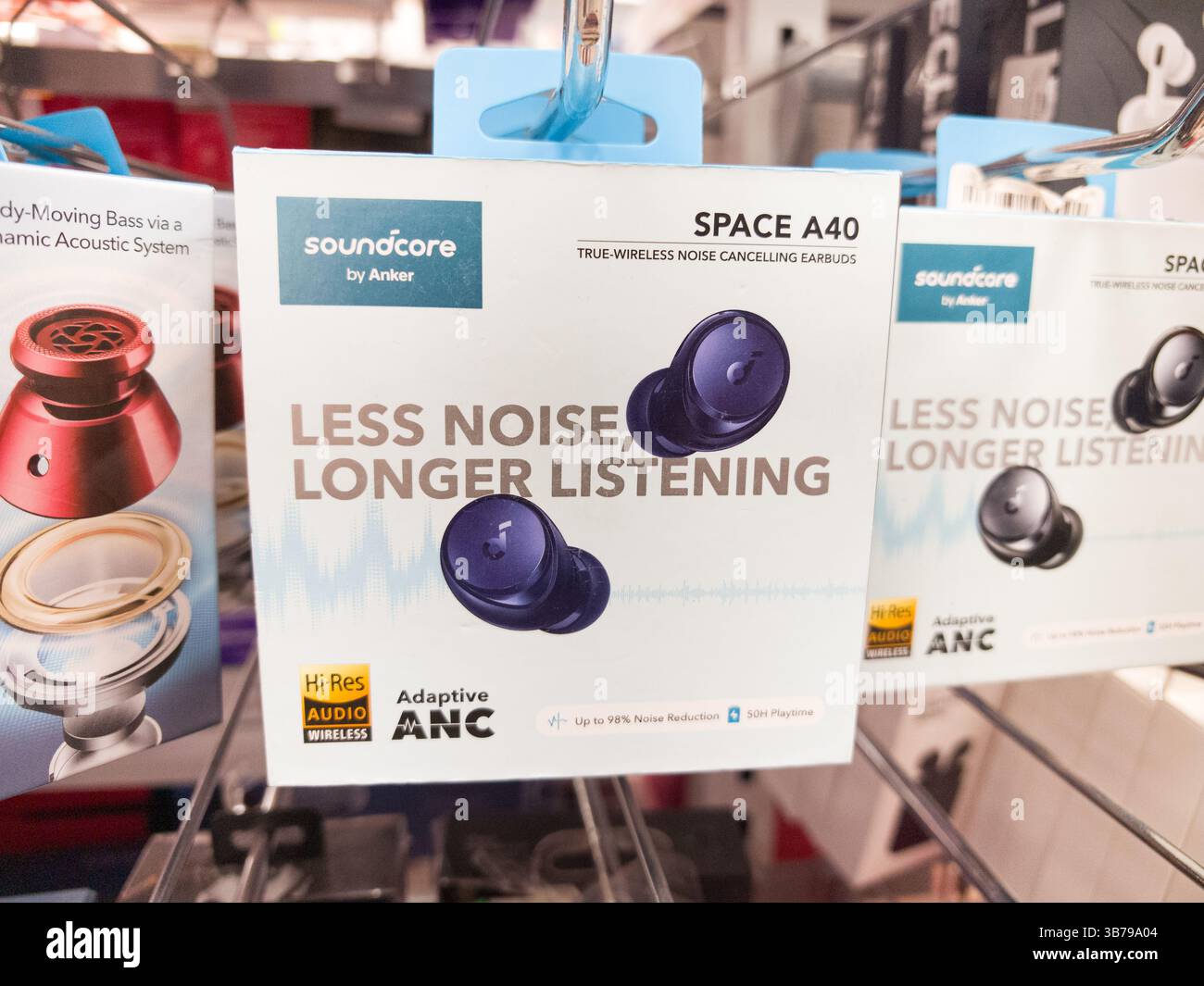 Bobruisk, Biélorussie - 30 mars 2025 : expérience sonore améliorée avec les écouteurs Soundcore Space A40 exposés dans un magasin. Banque D'Images