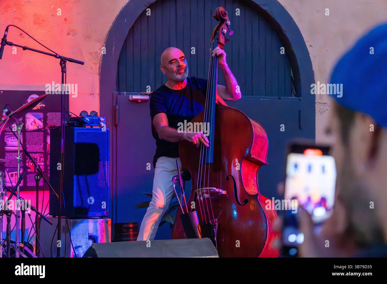 FARO, PORTUGAL : 5 SEPTEMBRE 2024 - L'artiste musical Miguel Martins Kaleidoscopio , se produit au Festival F, un grand festival sur la ville de Faro, Portuga Banque D'Images