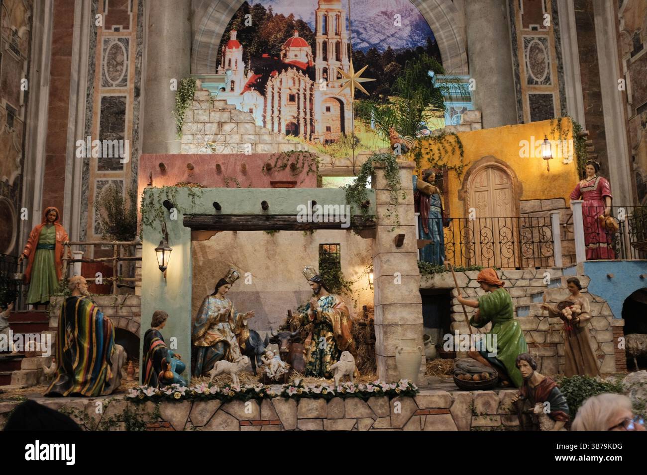 Scène détaillée de la nativité de Noël avec des figures de Mary Joseph Baby Jesus trois Sages hommes et animaux à l'intérieur de la basilique Saint-Pierre de la Cité du Vatican pendant la période des fêtes avec une riche toile de fond architecturale. Photo de haute qualité Banque D'Images