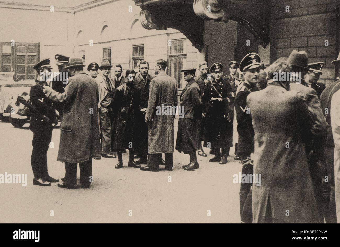 Adolf Eichmann avec des membres de la Gestapo avant un raid sur le Centre communautaire juif de Vienne. Musée : YAD VASHEM. Auteur : ANONYME. Banque D'Images