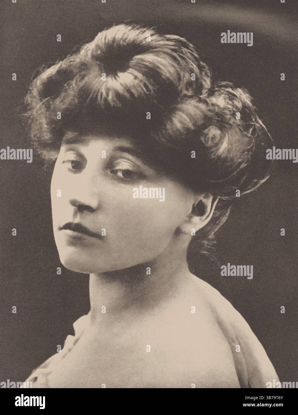 Portrait de Colette (1873-1954). Musée : COLLECTION PRIVÉE. Auteur : ANONYME. Banque D'Images