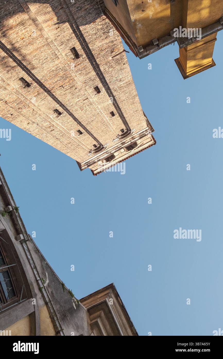 Vue de bas en haut de la tour à Venise, Italie Banque D'Images