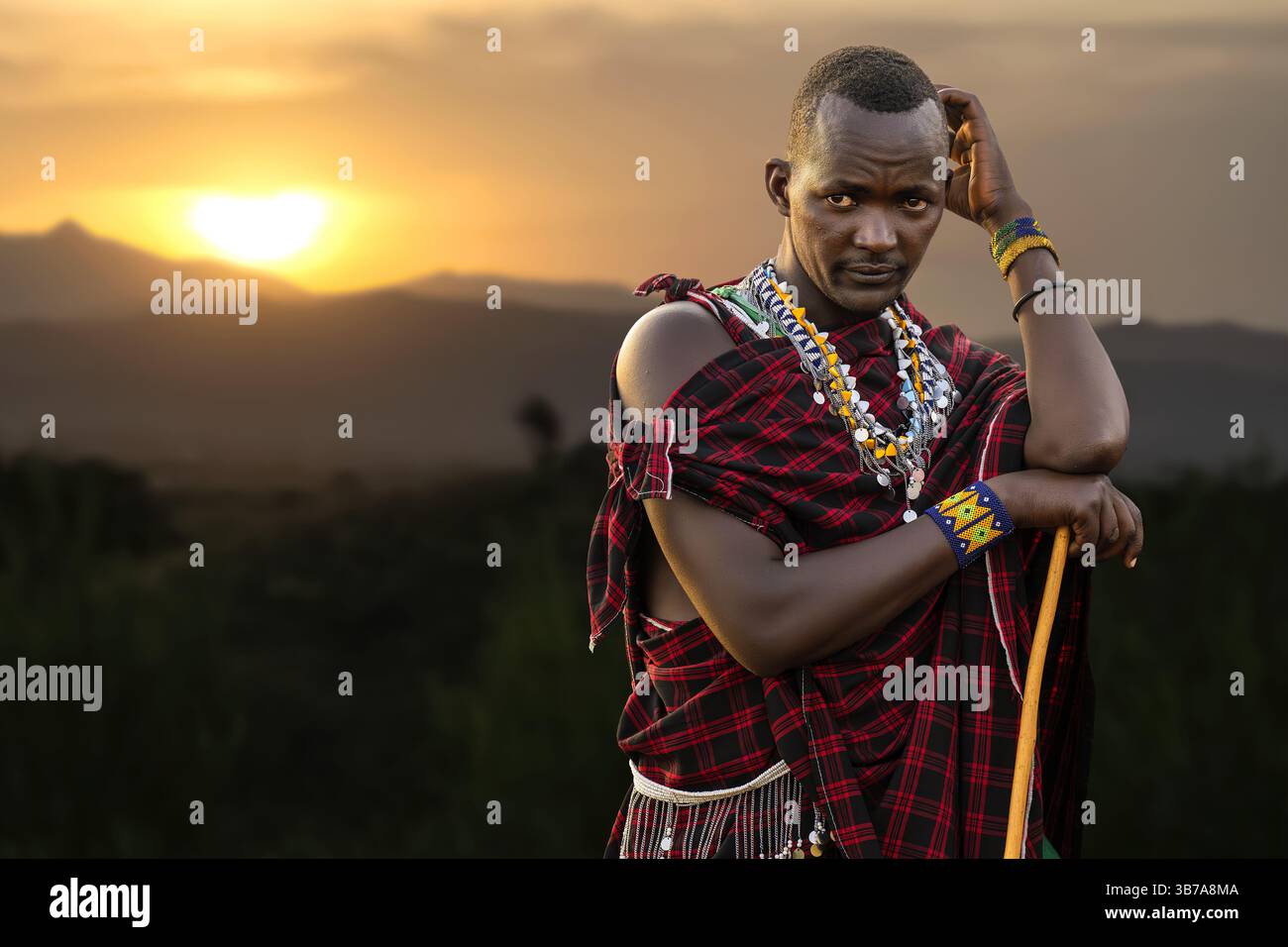 Portrait d'un Massaï en vêtements traditionnels au coucher du soleil dans le paysage, Tanzanie, Afrique de l'est, Afrique Banque D'Images Portrait d'un Massaï en vêtements traditionnels au coucher du soleil dans le paysage, Tanzanie, Afrique de l'est, Afrique Banque D'Images