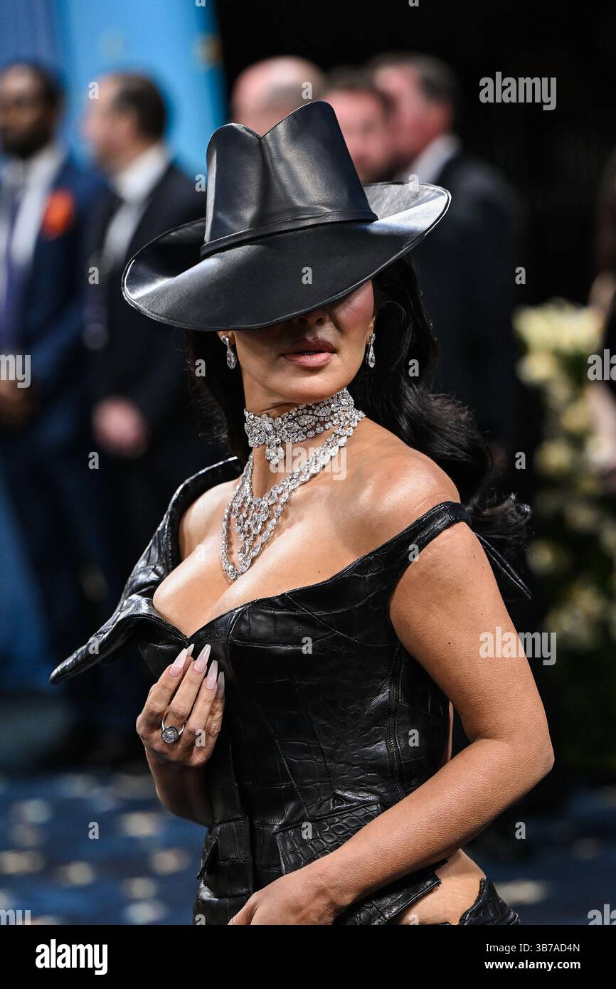 New York, États-Unis. 05 mai 2025. Kim Kardashian marchant sur le tapis rouge au gala 2025 du Metropolitan Museum of Art costume Institute célébrant l'ouverture de l'exposition intitulée 'Superfine : Tailoring Black style' qui s'est tenue au Metropolitan Museum of Art de New York, NY le 5 mai 2025. (Photo par Anthony Behar/Sipa USA) crédit : Sipa US/Alamy Live News Banque D'Images