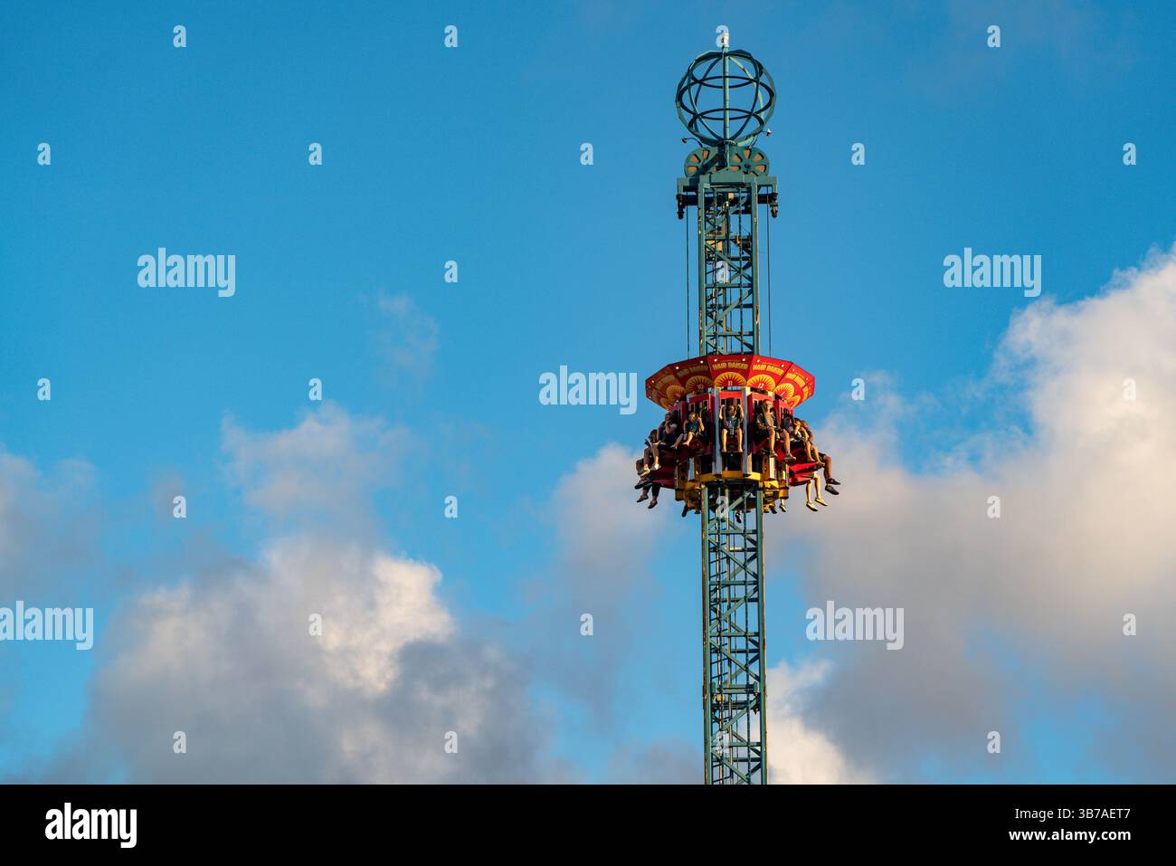Les visiteurs apprécient la promenade Hair Raiser à Sydney Luna Park Banque D'Images