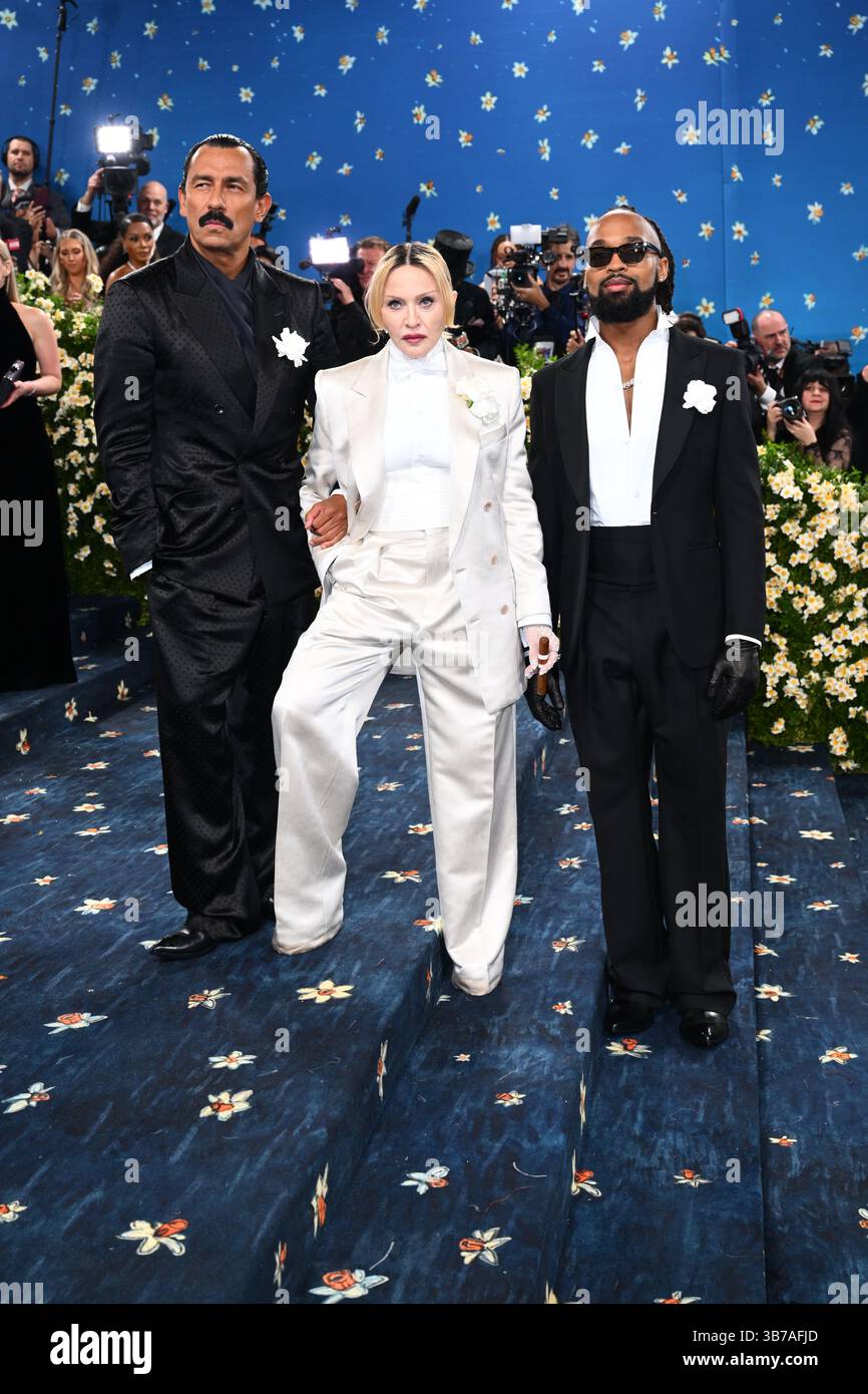 (De gauche à droite) Haider Ackermann, Madonna et Akeem Morris participant au Metropolitan Museum of Art costume Institute bénéficient du Gala 2025 à New York, États-Unis. Date de la photo : lundi 5 mai 2025. Banque D'Images