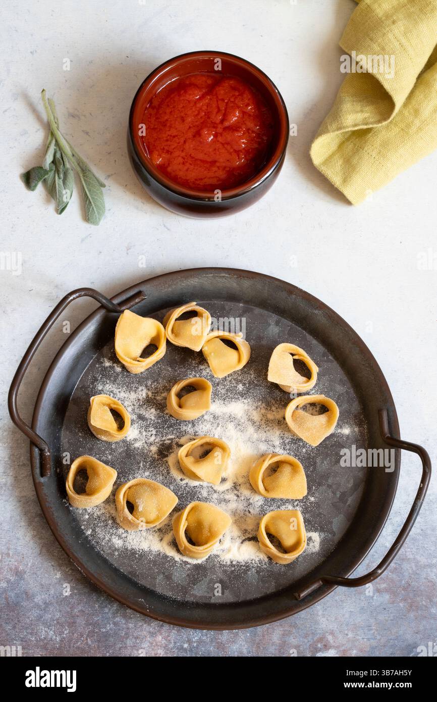 Tortelloni à la ricotta et aux épinards dans une sauce tomate Banque D'Images