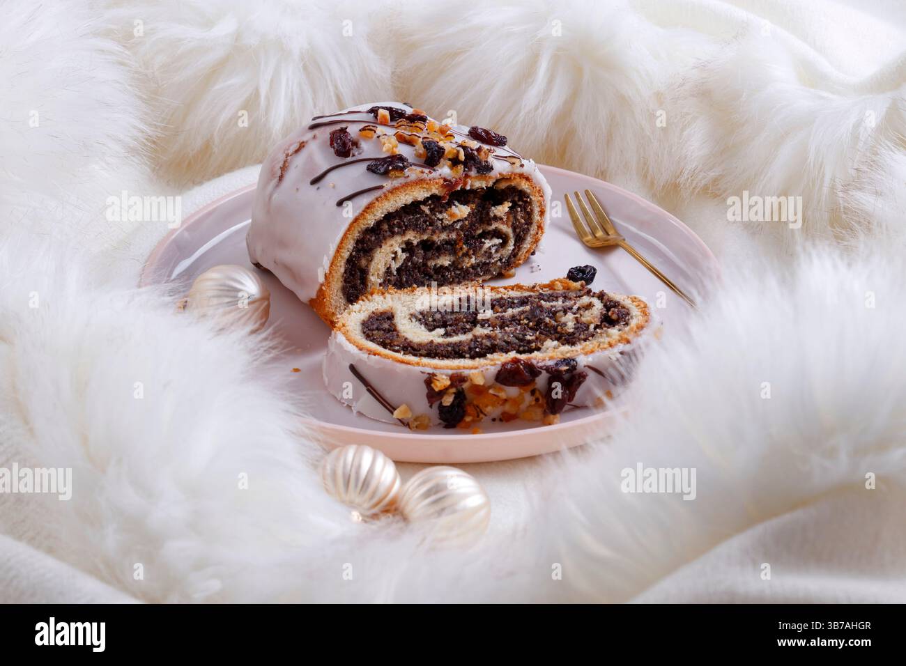 Roulade de graines de pavot avec glaçage blanc et noix Banque D'Images