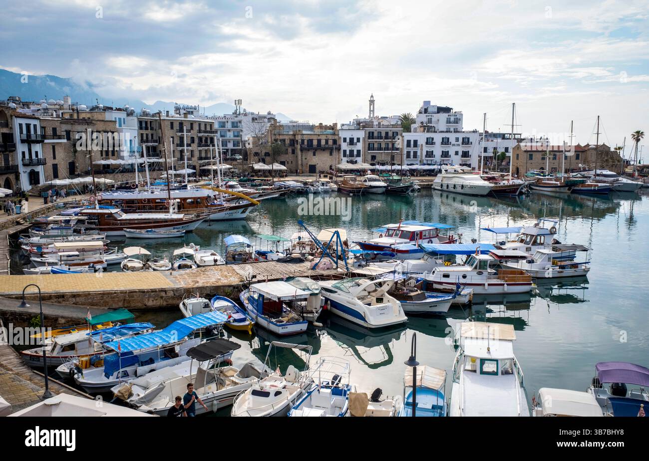 L'ancien port et le port, Kyrenia, Chypre du Nord Banque D'Images