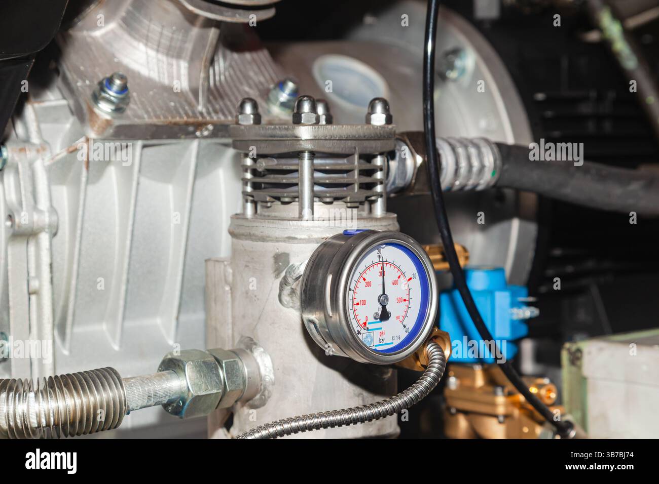 Compresseur d'air industriel installé et connecté. Banque D'Images