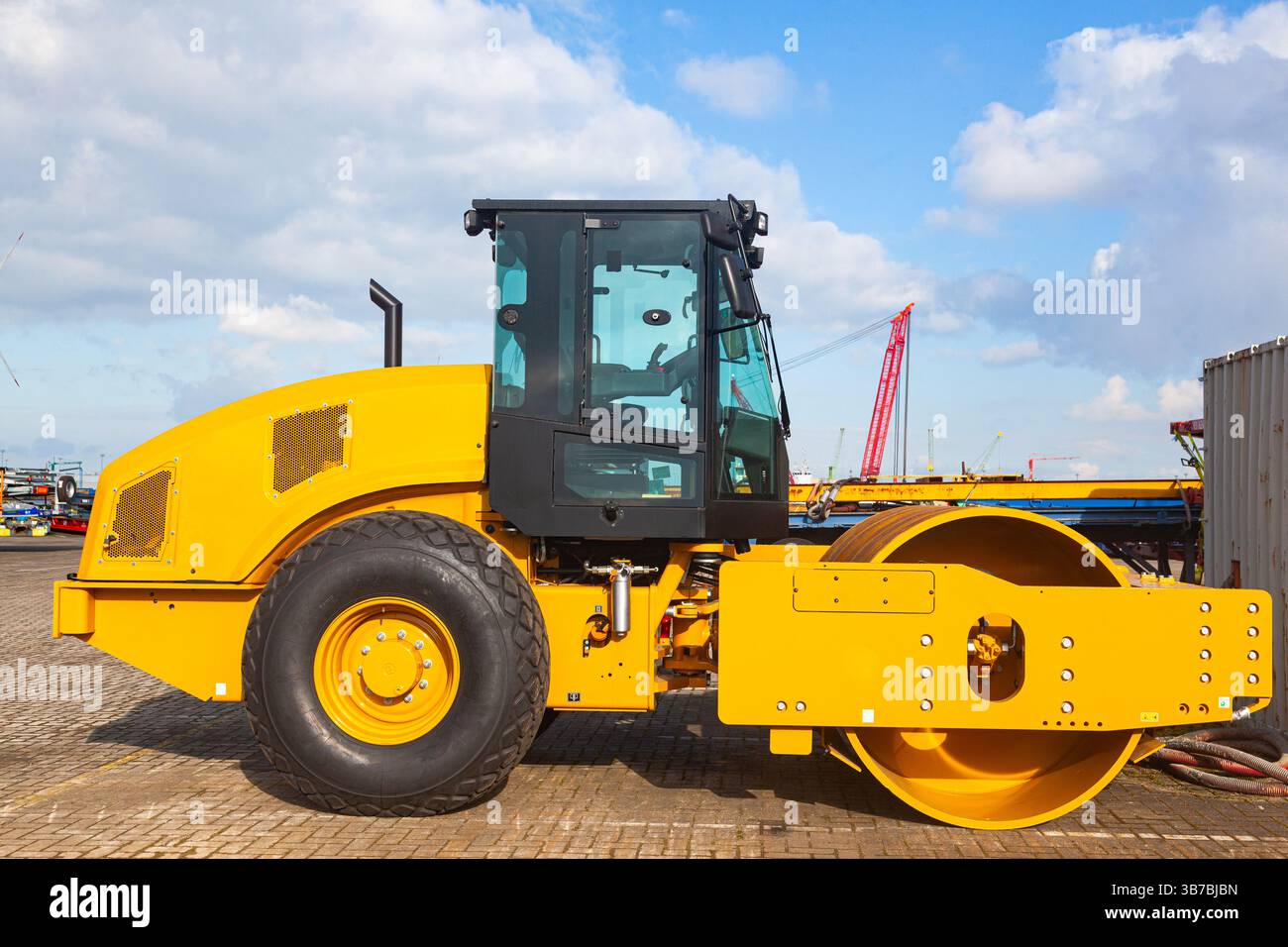 Machine de pavage d'asphalte de route debout sur le territoire. Banque D'Images