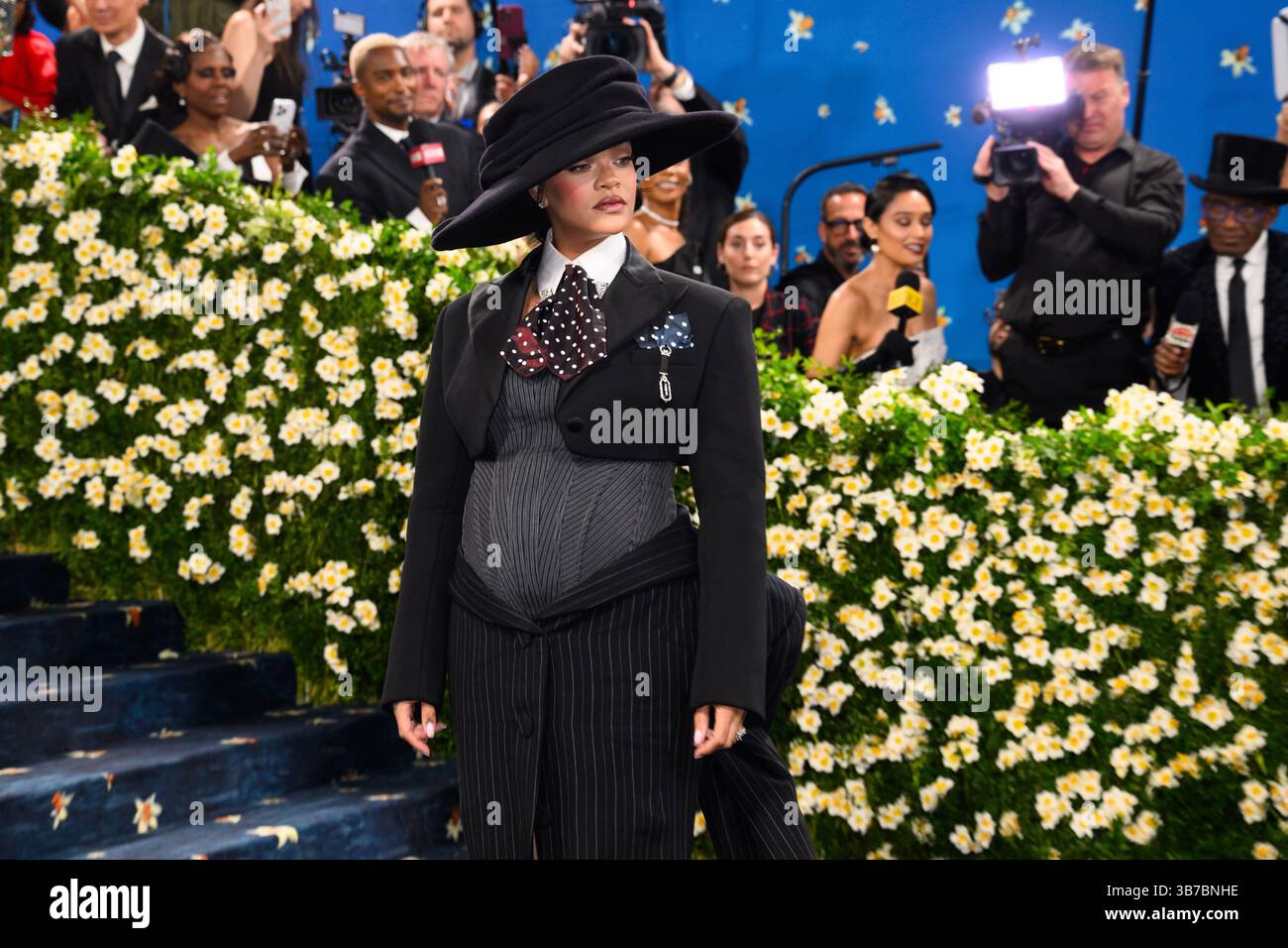 Rihanna participant au Metropolitan Museum of Art costume Institute Benefit Gala 2025 à New York, États-Unis. Date de la photo : lundi 5 mai 2025. Banque D'Images